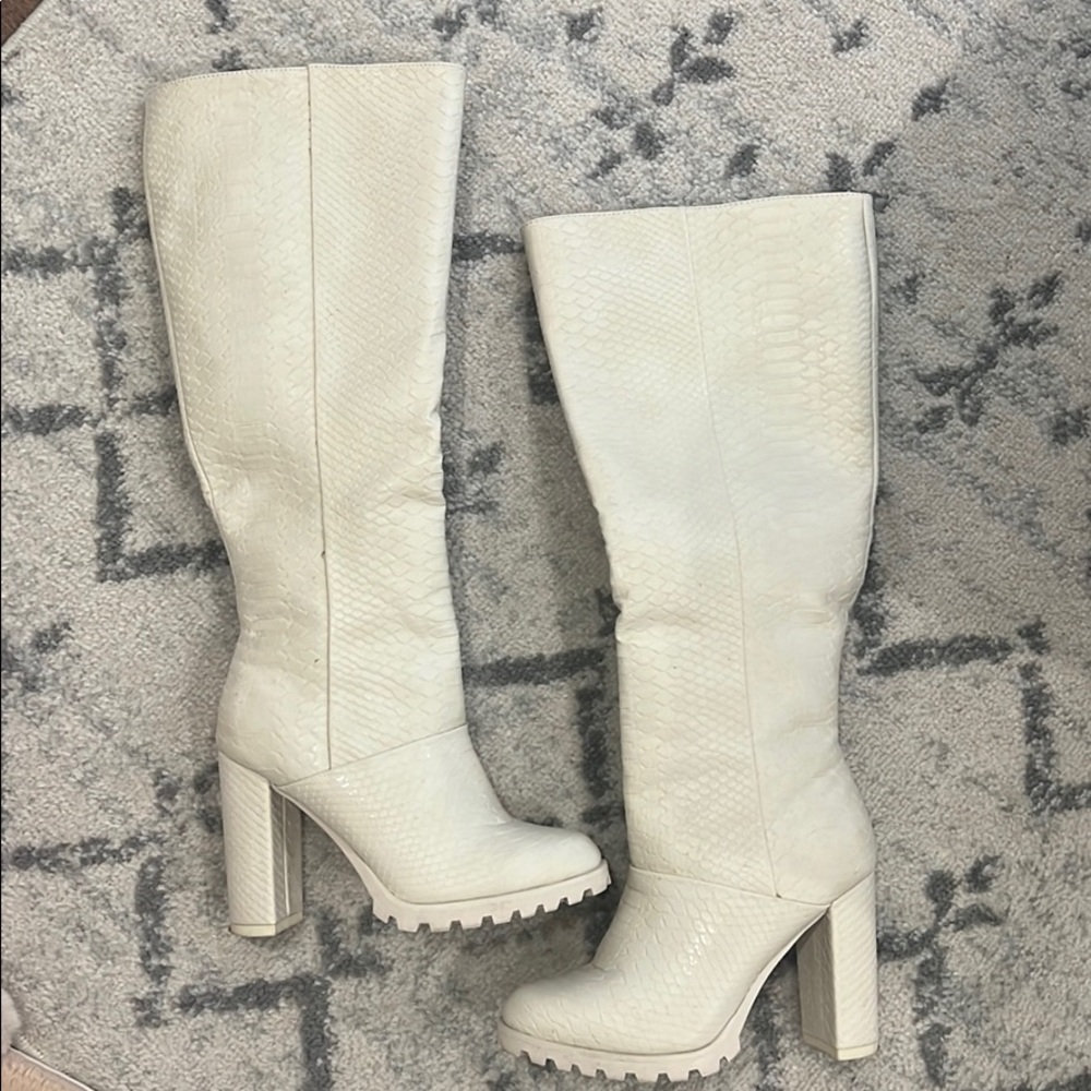 Knee high white boots 🤍